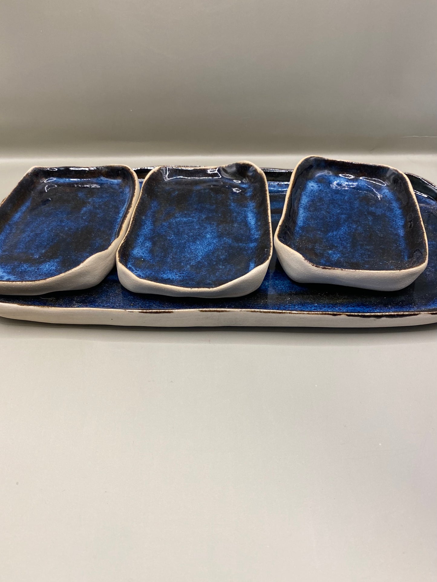 מגש ושלושה מגשים קטנים כחול