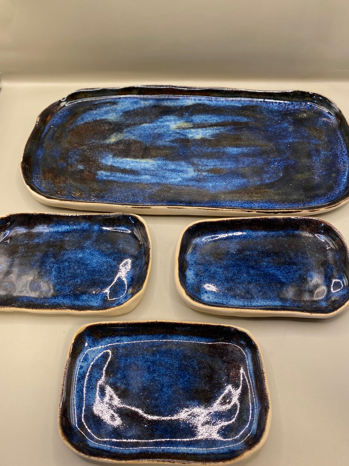 מגש ושלושה מגשים קטנים כחול