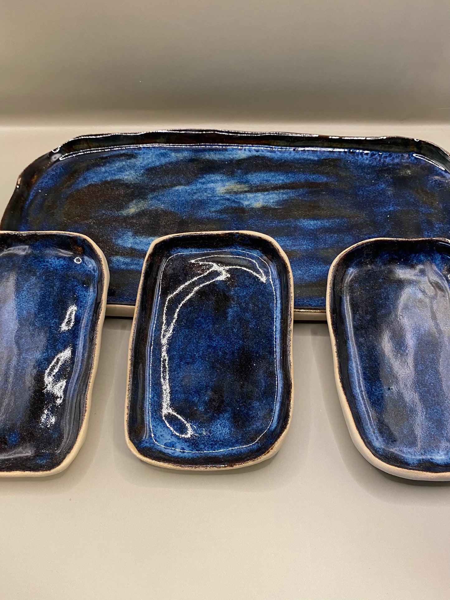 מגש ושלושה מגשים קטנים כחול