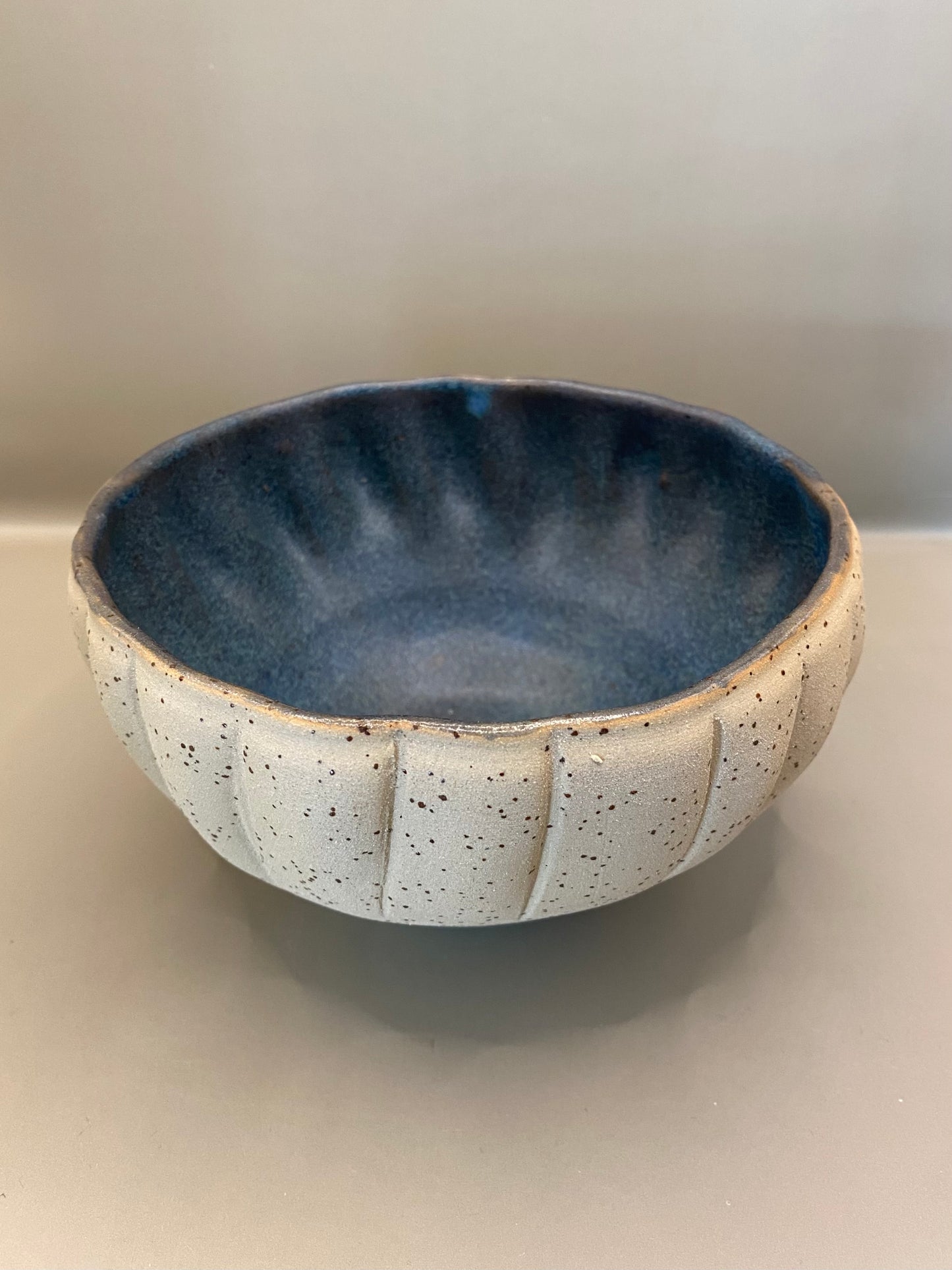 קערה מחימר מנוקד כחול