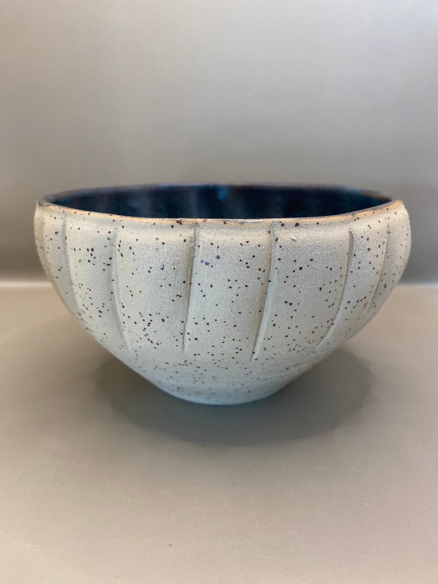 קערה מחימר מנוקד כחול