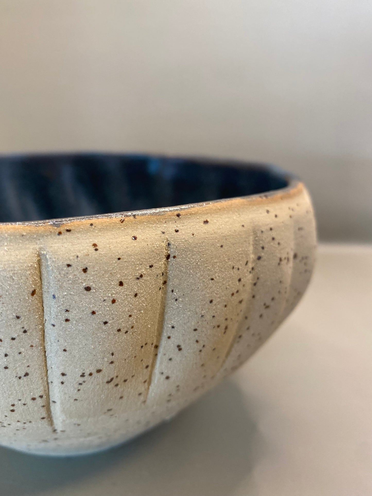 קערה מחימר מנוקד כחול