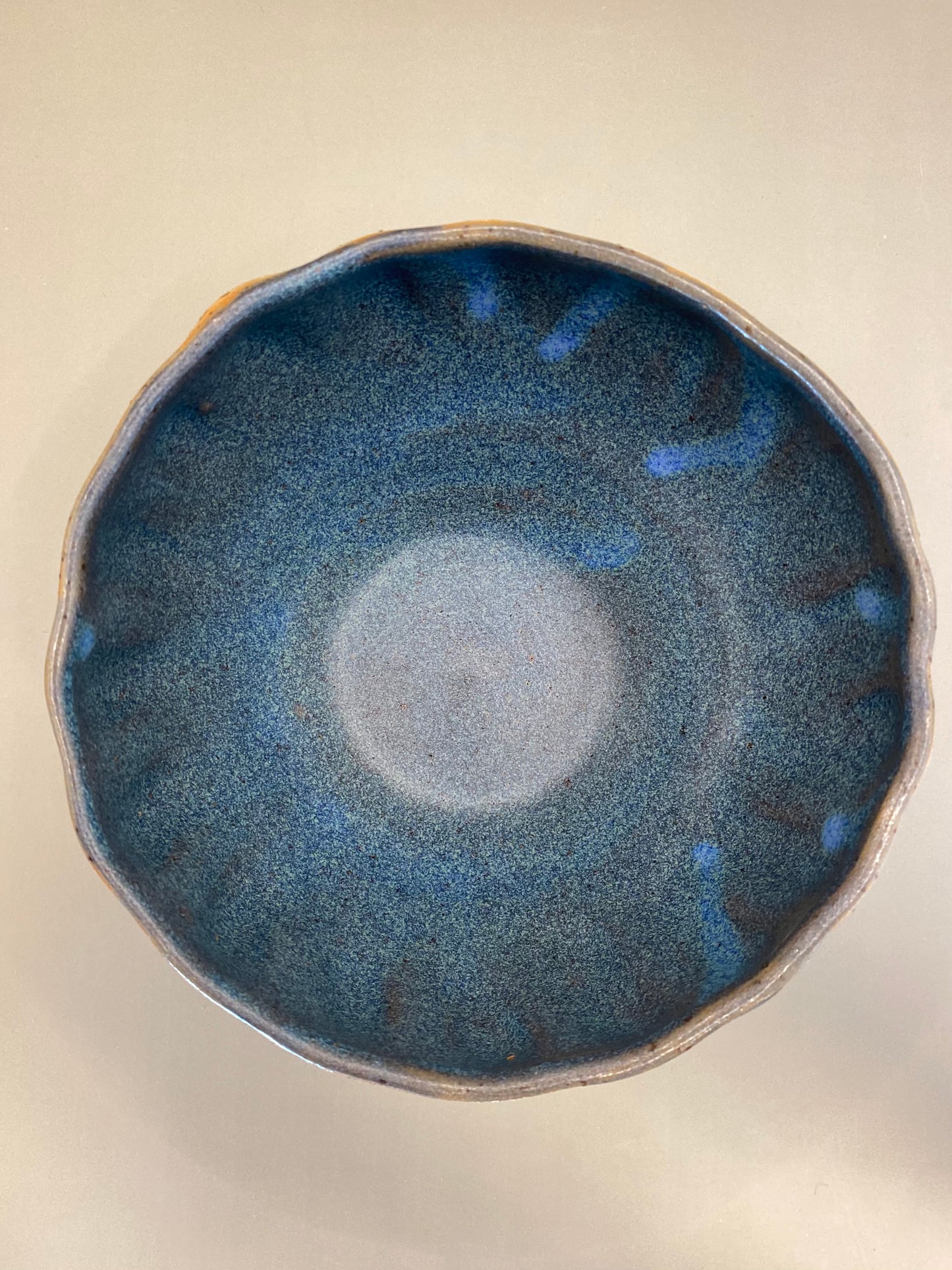 קערה מחימר מנוקד כחול